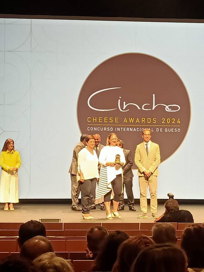 – La empresa quesera La Yerbera hasido galardonada con el Premio Cincho de Oro al Mejor Queso Fresco de Coagulación
Enzimática