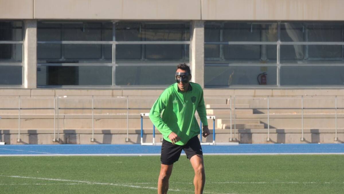 Caballero entrena con máscara