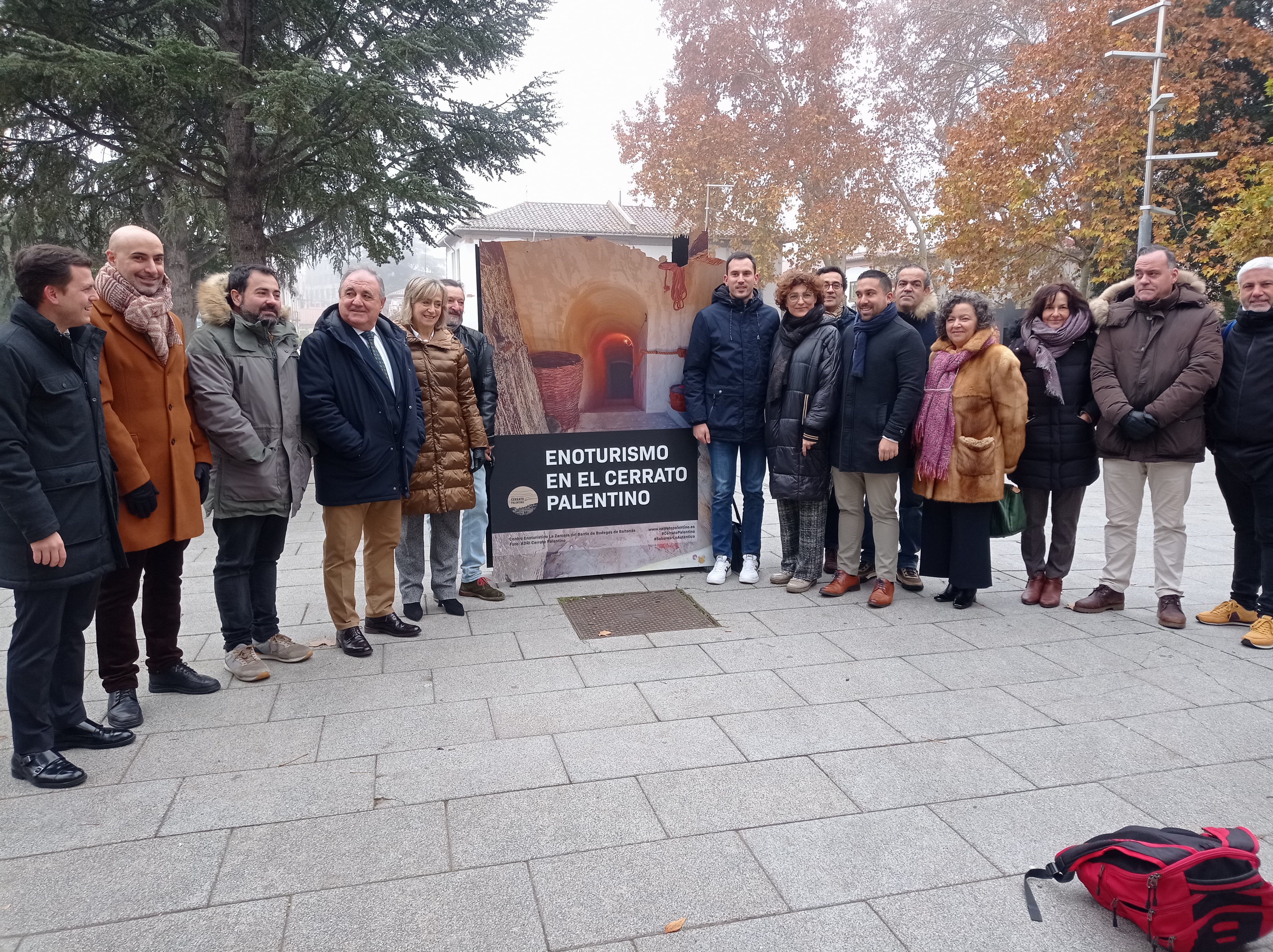 ADRI Cerrato Palentino inaugura la exposición fotográfica sobre Enoturismo en el Paseo El Salón en Palencia