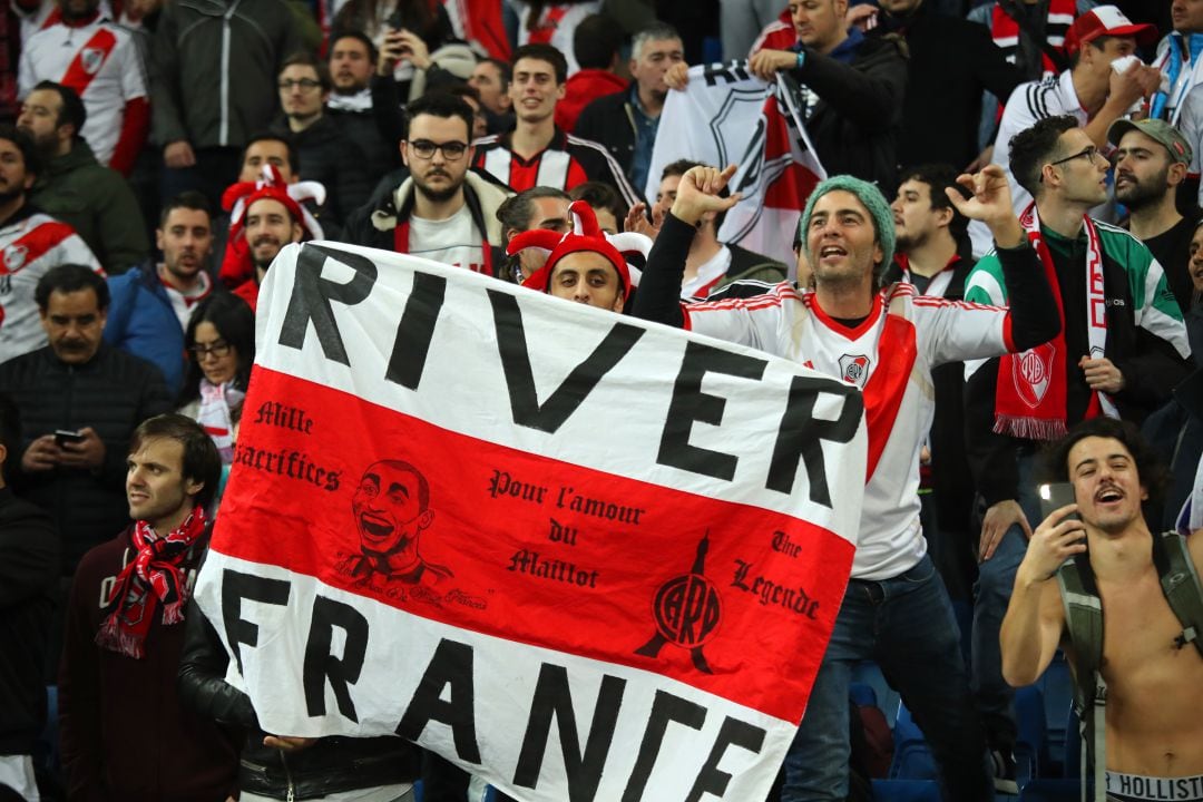 Aficionados de River en la final del Bernabéu.