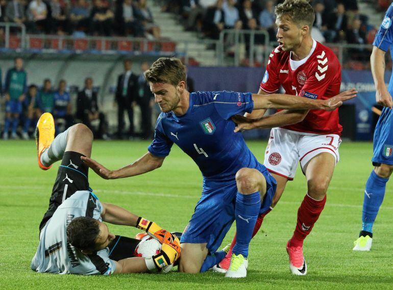 Gianluigi Donnarumma y Daniele Rugani (Italia) contra Andrew Hjulsager (Dinamarca) durante un partido de la UEFA sub-21. 