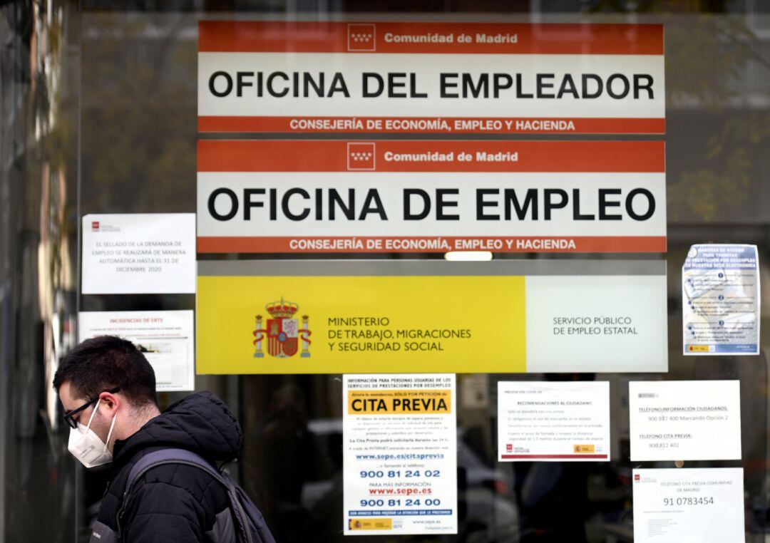 Un hombre pasa por la puerta de una oficina de empleo.