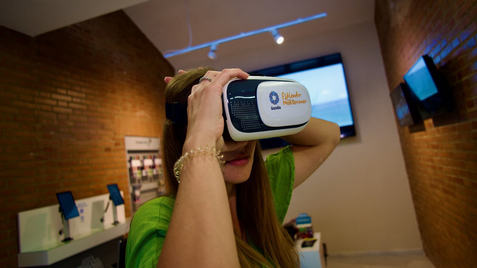 Una mujer utiliza las gafas 3D para disfrutar de un tour virtual.