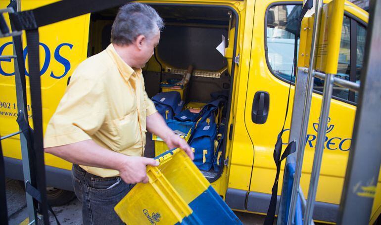 Un empleado de Correos