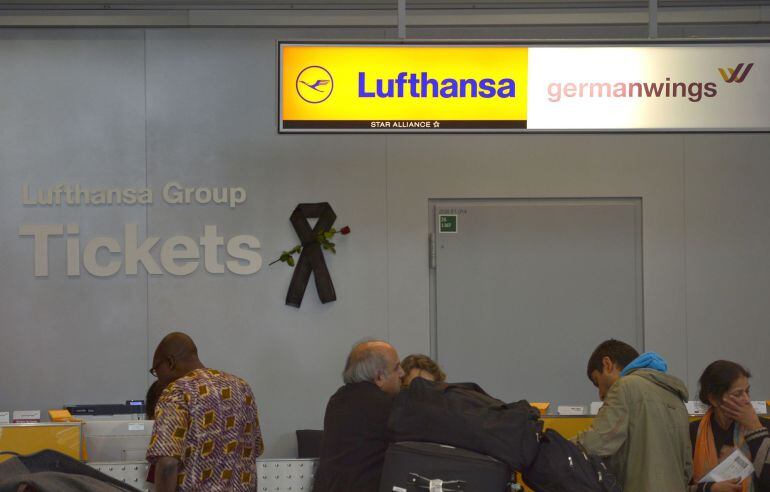 A black mourning band is seen at a ticket counter of German airline Lufthansa at the Duesseldorf airport on March 31, 2015 in Duesseldorf, western Germany. Germany will hold a national memorial ceremony and service for victims of a Germanwings flight that