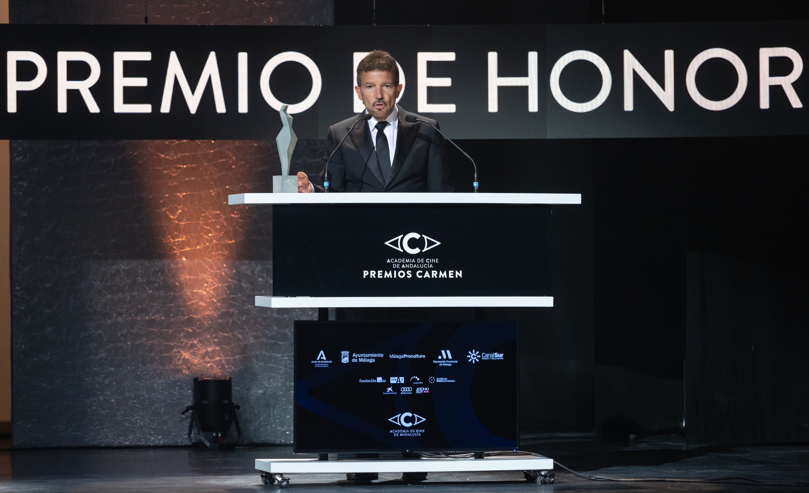 El actor Antonio Banderas tras recibir el premio &quot;Carmen de honor&quot; durante la gala de la primera edición de los Premios Carmen en el Teatro Cervantes de Málaga