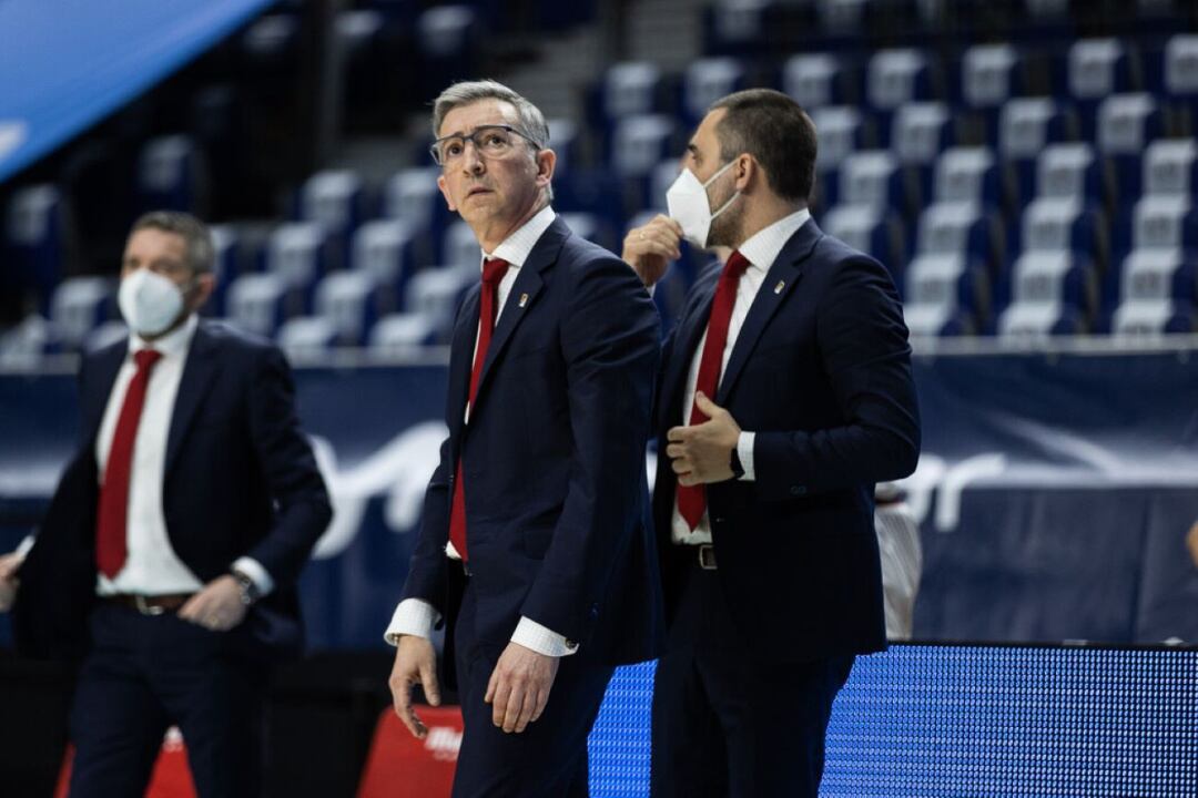 Moncho Fernández mira al marcador durante el partido ante el Estu flanqueado por Gonzalo Rodríguez (dcha.) y Víctor Pérez, al fondo