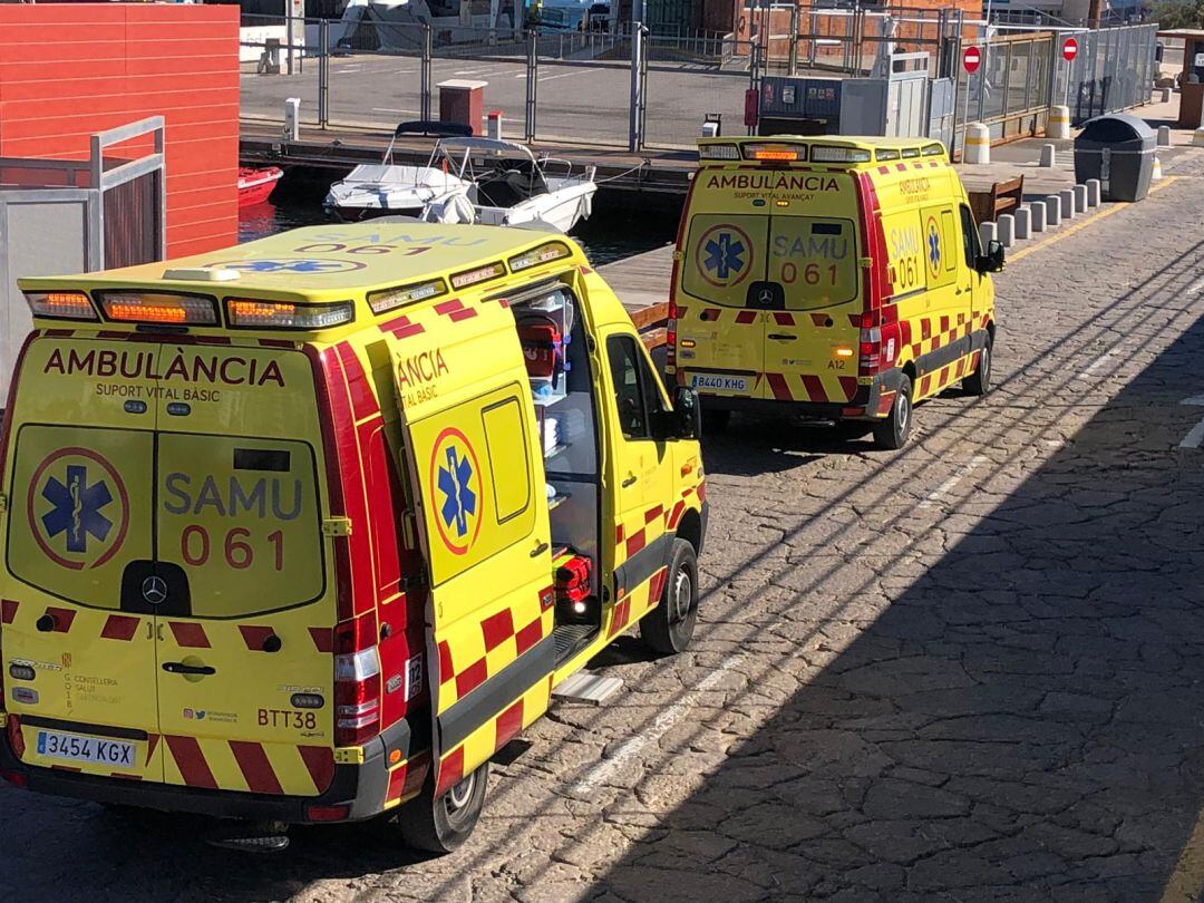 Ambulancias del 061 atendiendo una urgencia en Sant Antoni.