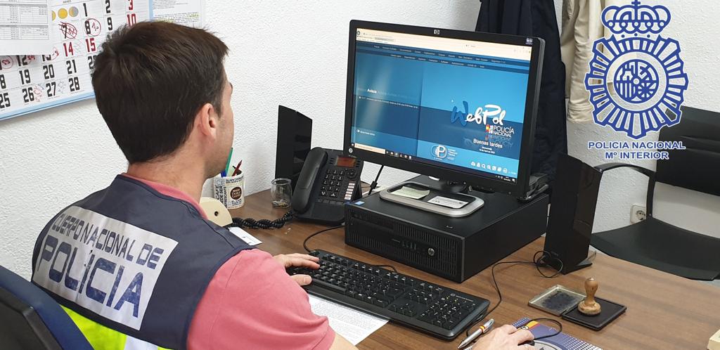 Un agente de Policía Nacional, en el curso de una investigación.