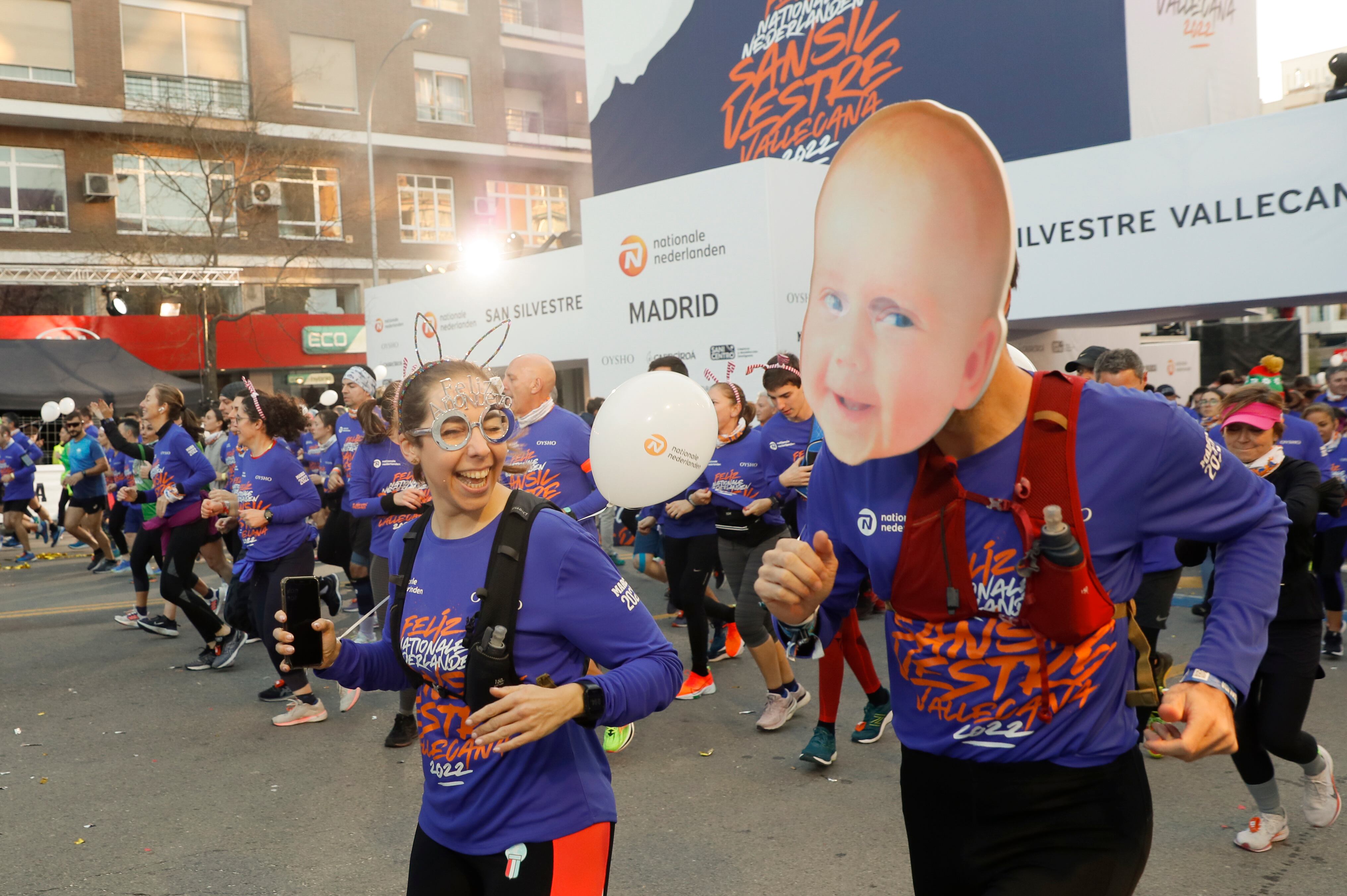 Varios corredores participan en la San Silvestre Vallecana este sábado en Madrid