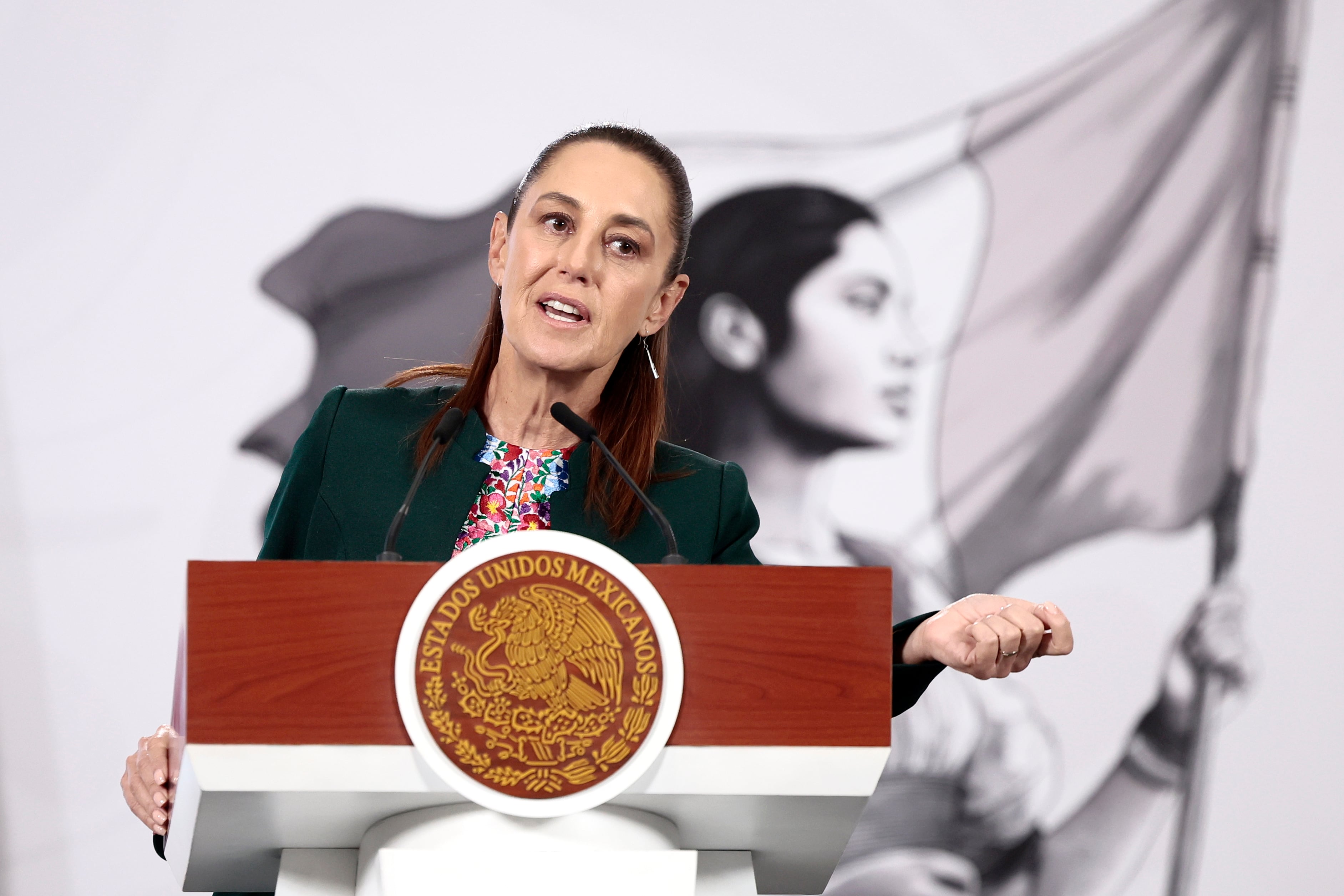 La presidenta de México, Claudia Sheinbaum, aseguró que la invitación enviada al rey de España, Felipe VI, para asistir al Mundial de fútbol de 2026 no fue exclusiva, sino que se extendió a todos los países con los que México mantiene relaciones. EFE/José Méndez