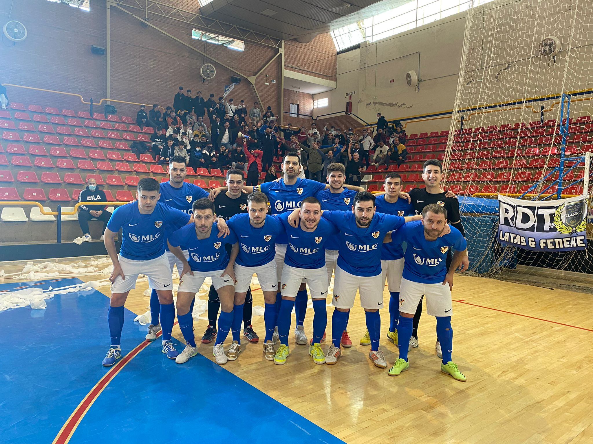 Jugadores del Linares Futsal posan con aficionados en el pabellón Julián Jiménez.