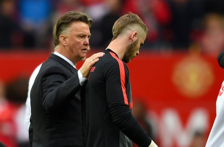 Van Gaal charla con De Gea después de un partido del United