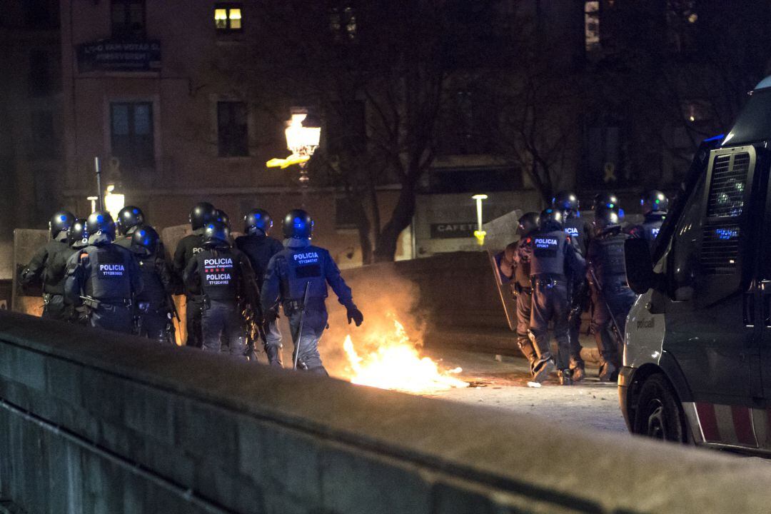 Agentes antidisturbios durante los disturbios en los que ha degenerado la manifestación en apoyo Pablo Hasel en Girona 