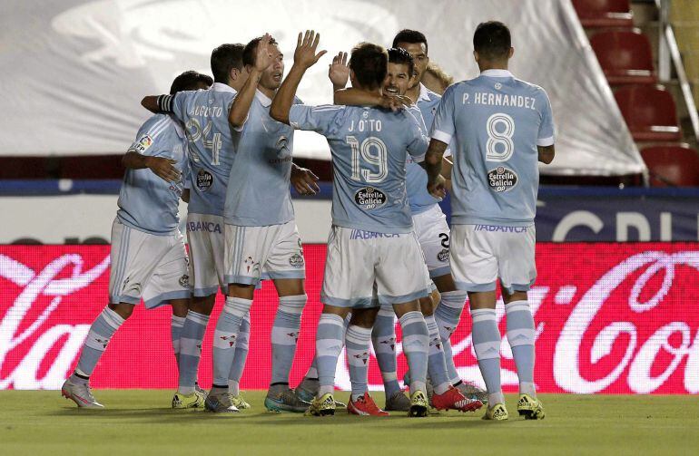 Orellana celebra con sus compañeros su gol frente al Levante UD