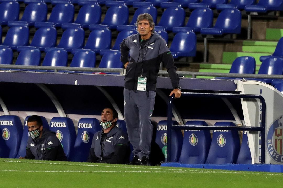 El entrenador del Real Betis Manuel Pellegrini durante el partido de la cuarta jornada de Liga en Primera División que Getafe CF y Real Betis disputan esta noche en el Coliseum Alfonso Pérez de Getafe, Madrid. EFE Kiko Huesca