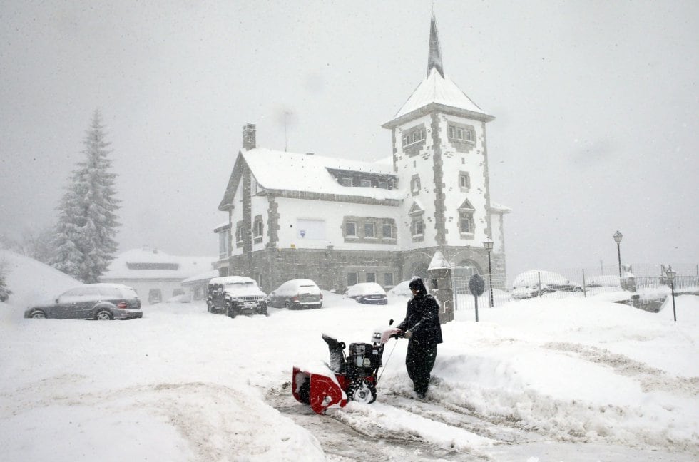 Nieve en el puerto de Pajares (Asturias).
