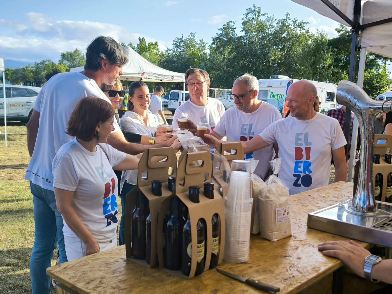 Los asistentes brindan con vino del Bierzo