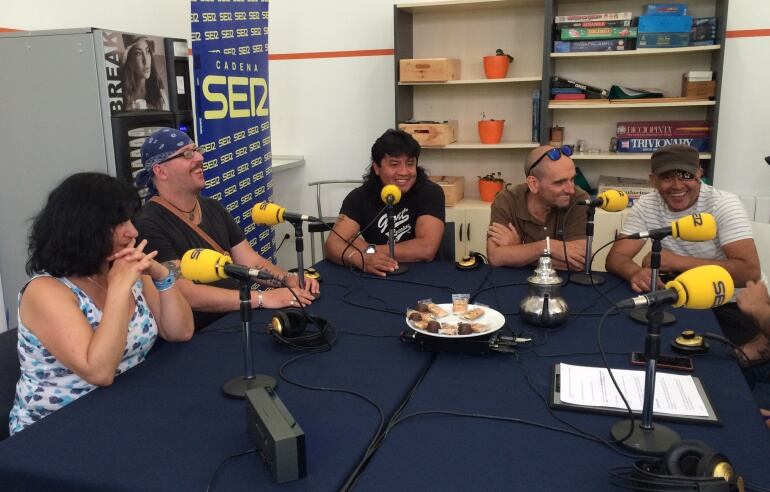 Amparo, Ibon, Isidoro, Jon y Samad, durante el programa especial Hoy por Hoy desde la nueva unidad de acompañamiento para personas con enfermedad mental de Emaús.