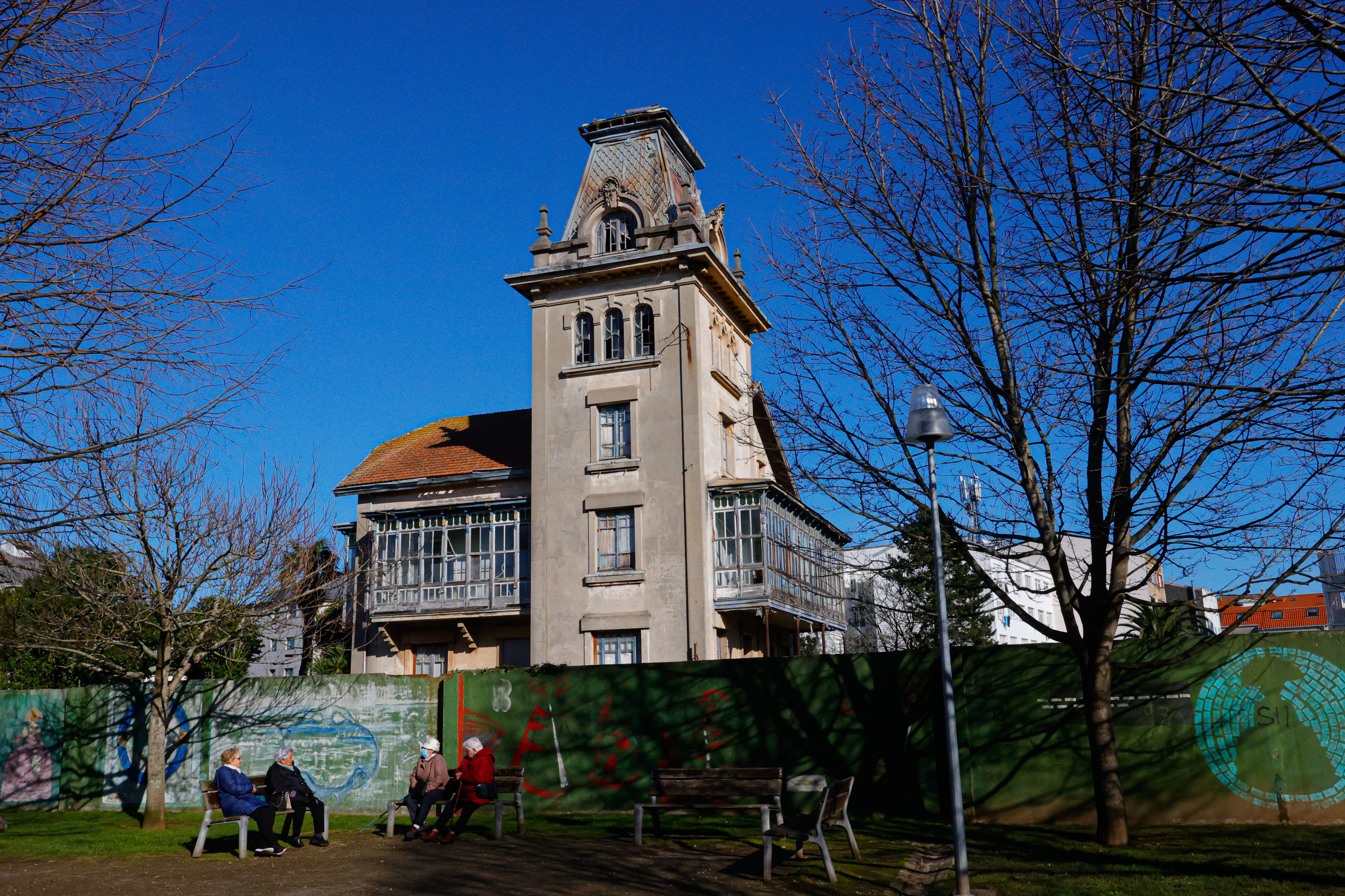 Tras el parón por la crisis sanitaria de la covid-19, el grupo La Penela retomó el proyecto para convertir el histórico Chalé de Canido, una obra del arquitecto modernista Rodolfo Ucha, en un hotel boutique en pleno casco urbano de Ferrol (foto: Kiko Delgado / EFE)