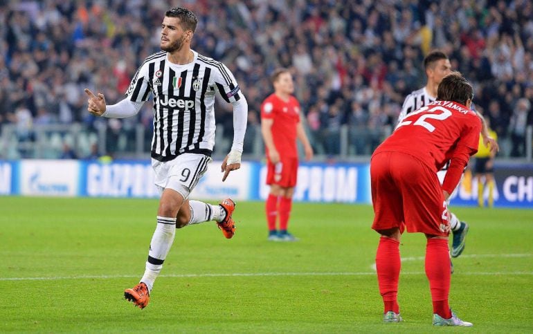 El delantero español de la Juventus, Álvaro Morata celebra su tanto ante el Sevilla