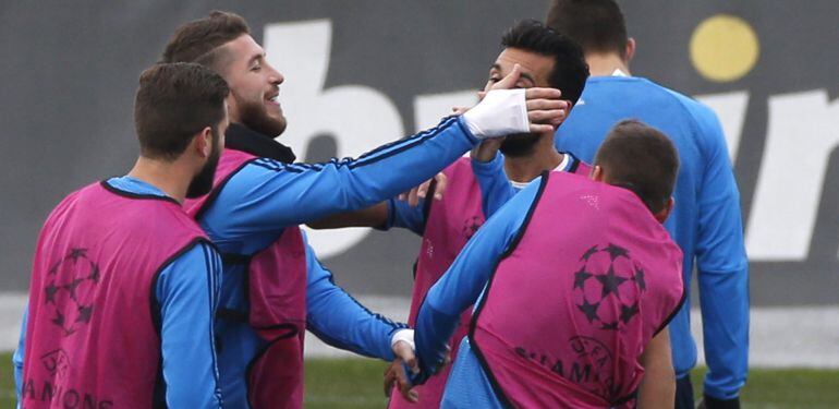 El jugador del Real Madrid Sergio Ramos bromea con Denis Cheryshev entre sus compañeros Nacho y Arbeloa, durante el entrenamiento del equipo 