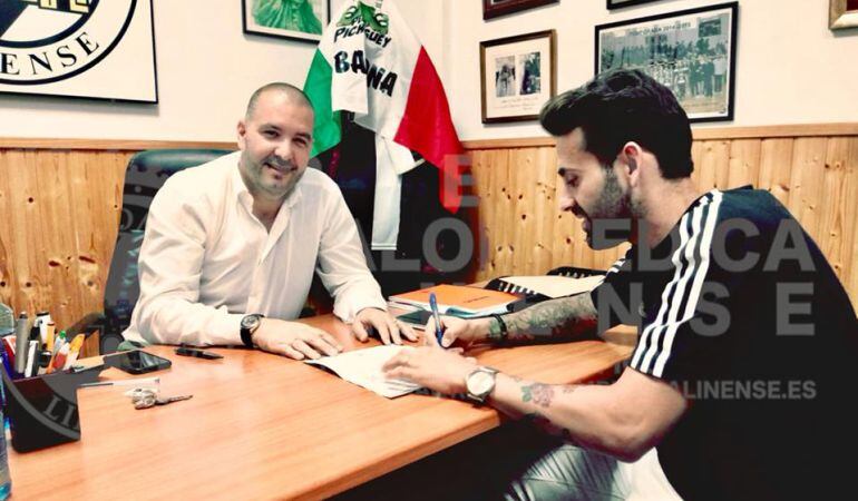 Pirulo firmando su contrato con la Balona.