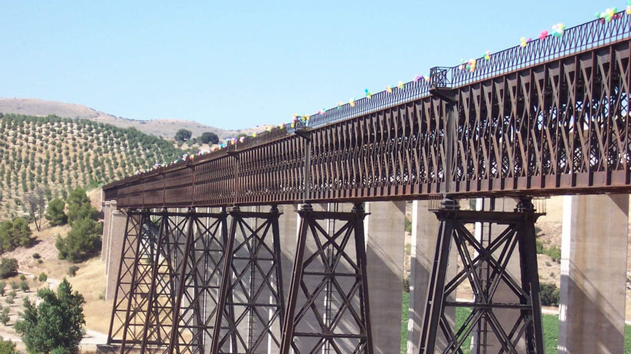 Puente del Hacho, declarado Bien de Interés Cultural, en el término de Alamedilla, a pocos metros de los términos de Cabra del Santo Cristo, Huelma y Guadahortuna