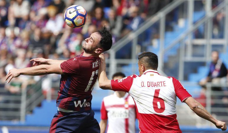El jugador del Eibar Kike García disputa un balón con el defensa costarricense Óscar Duarte.
