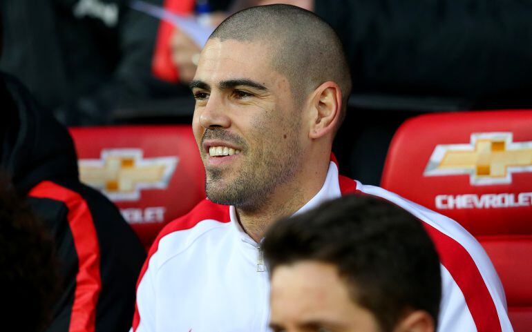 Victor Valdés en el banquillo del Manchester United.