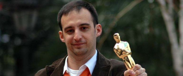 Alejandro Amenabar sostiene una estatuilla de los Oscar.