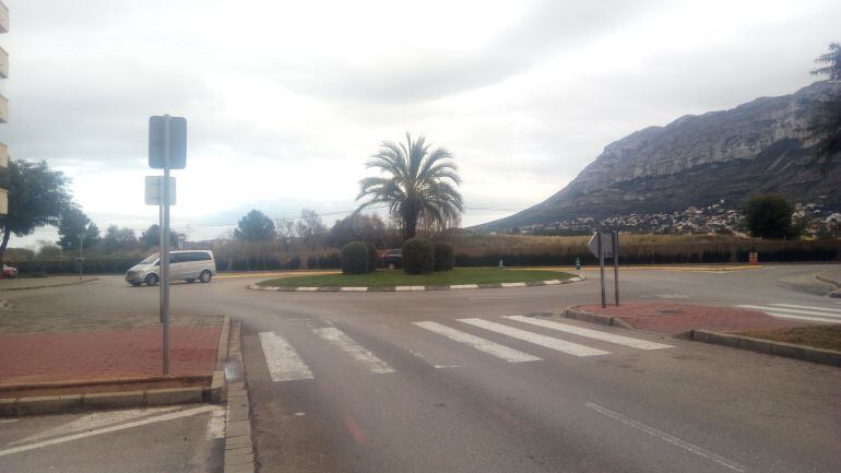 Actual rotonda en el cruce entre avenida Joan Fuster y Joan Chabás, en Dénia.