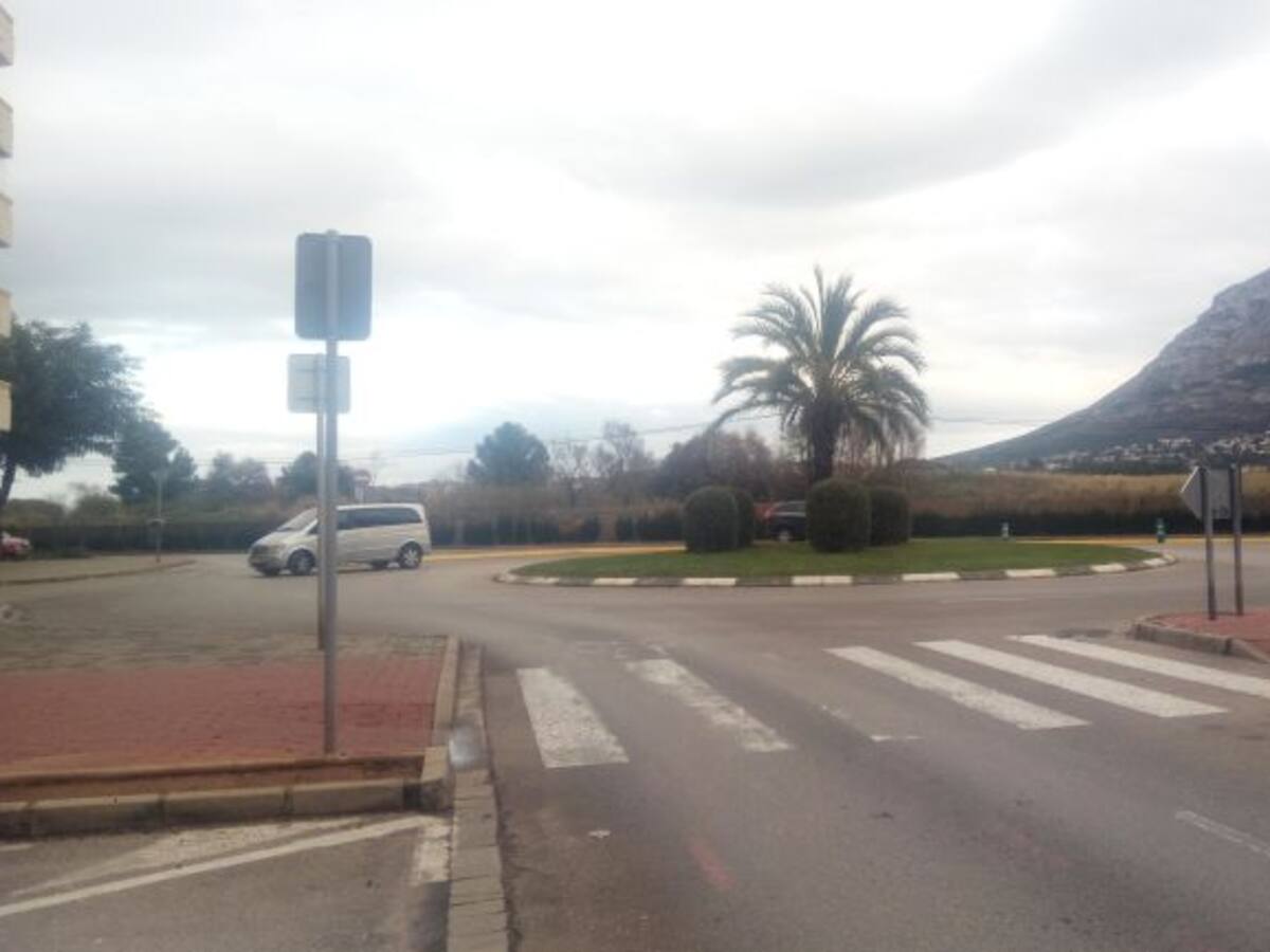 Nueva rotonda en el cruce entre Joan Fuster y Joan Chabás en Dénia