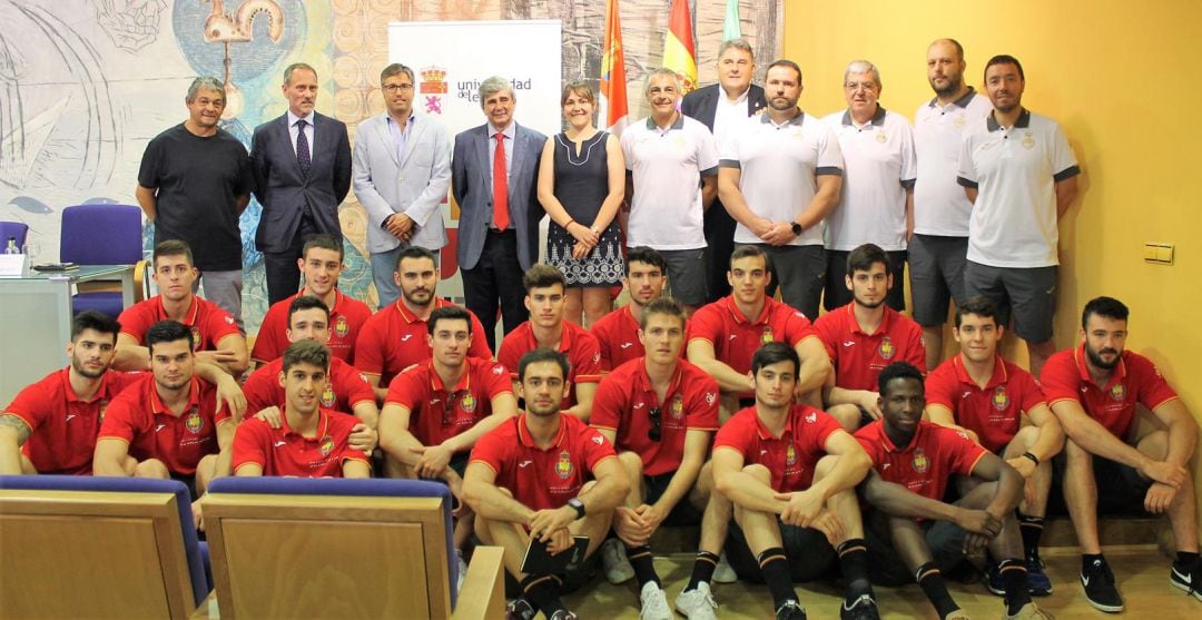 Autoridades, técnicos y jugadores, durante la presentación del doble España-Túnez en León