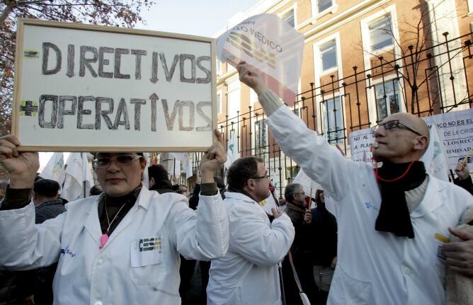 Manifestación de médicos ante la sede de la Consejería de Sanidad reclamando una jornada laboral racional, en 2012