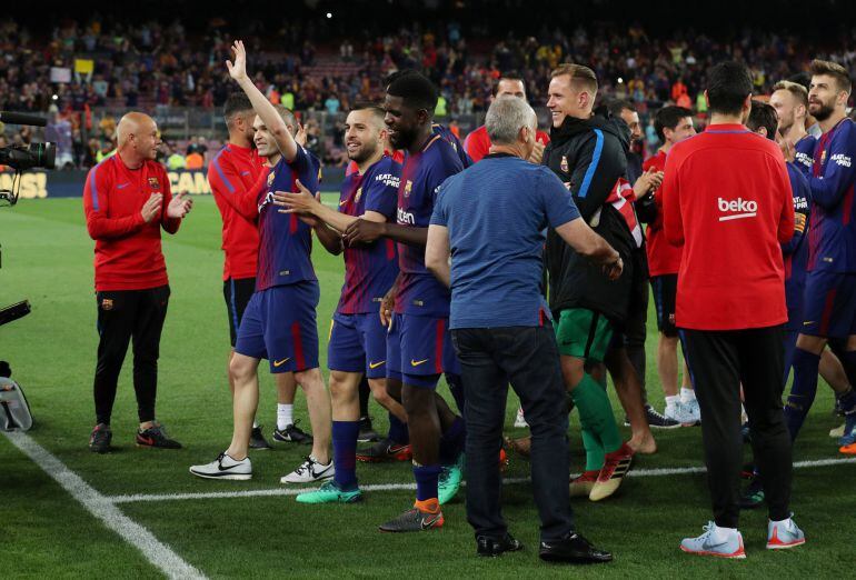 Los miembros del equipo técnico del Barcelona hicieron el pasillo a los jugadores blaugranas que no hizo el Real Madrid.