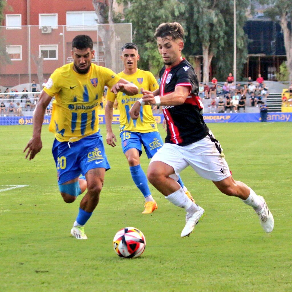 Arcos trata de centrar durante el partido de esta jornada en Orihuela