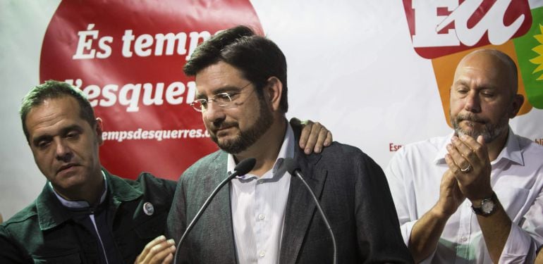 GRA671. VALENCIA (COMUNITAT VALENCIANA),24/05/2015.- El candidato de Esquerra Unida (EU) la Generalitat, Ignacio Blanco (c) junto al candidato a la alcaldía, Amadeu Sanchís (i), ofrece una ruda de prensa para valorar los resultados electorales. EFE/ Gustavo Grillo