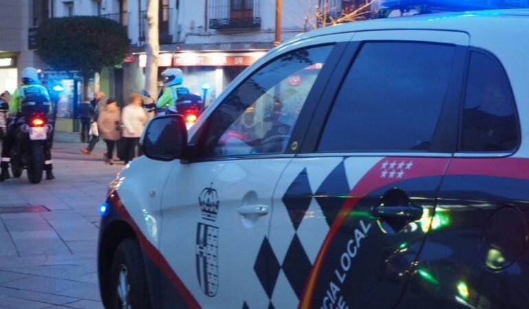 Un vehículo policial en patrulla nocturna