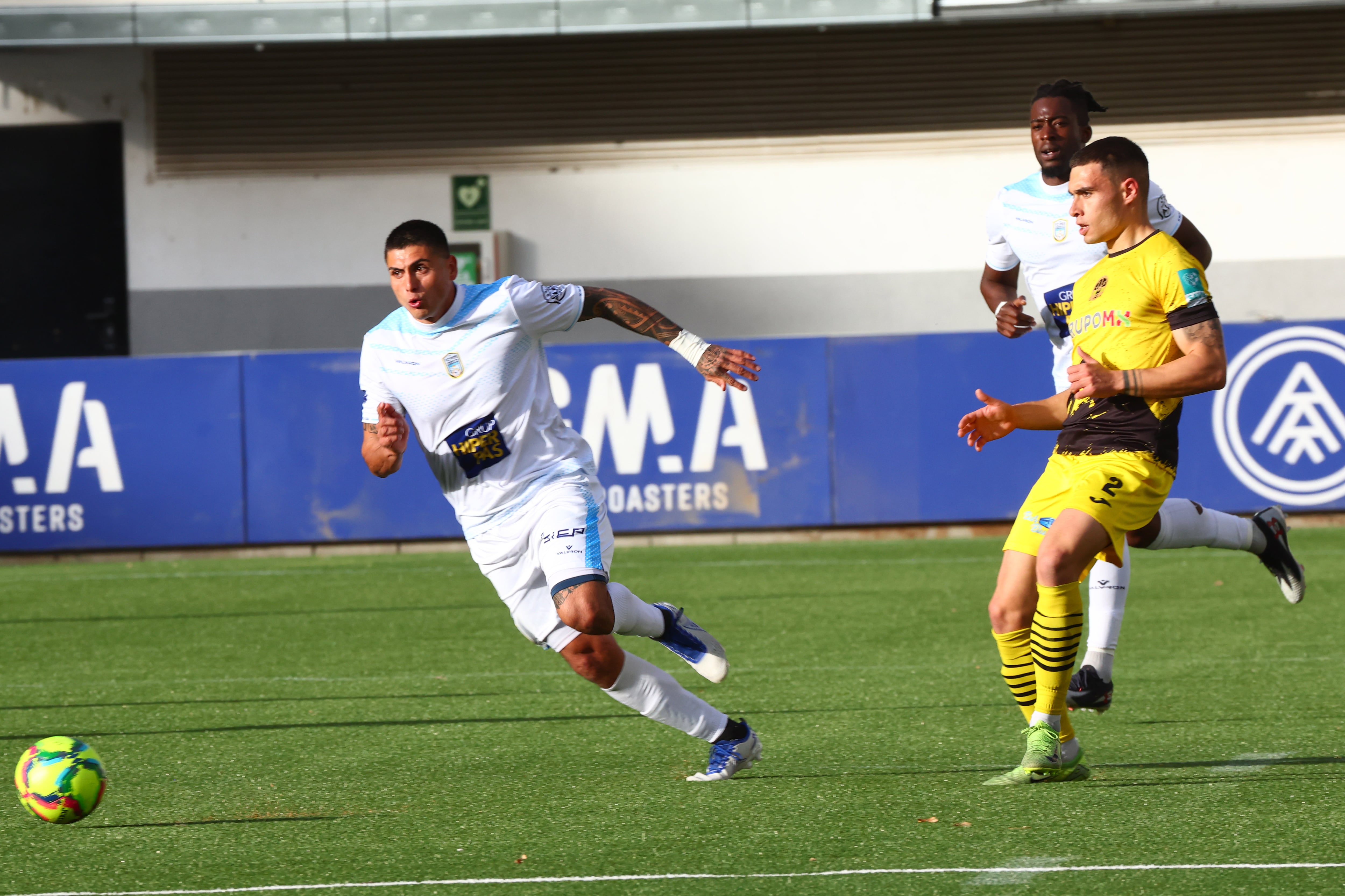 Un moment del partit entre la UE Santa Coloma i el Pas de la Casa del passat cap de setmana. Els encampadans es van presentar de nou sense el nombre de fitxes necessàries i van disputar el partit amb 13 jugadors