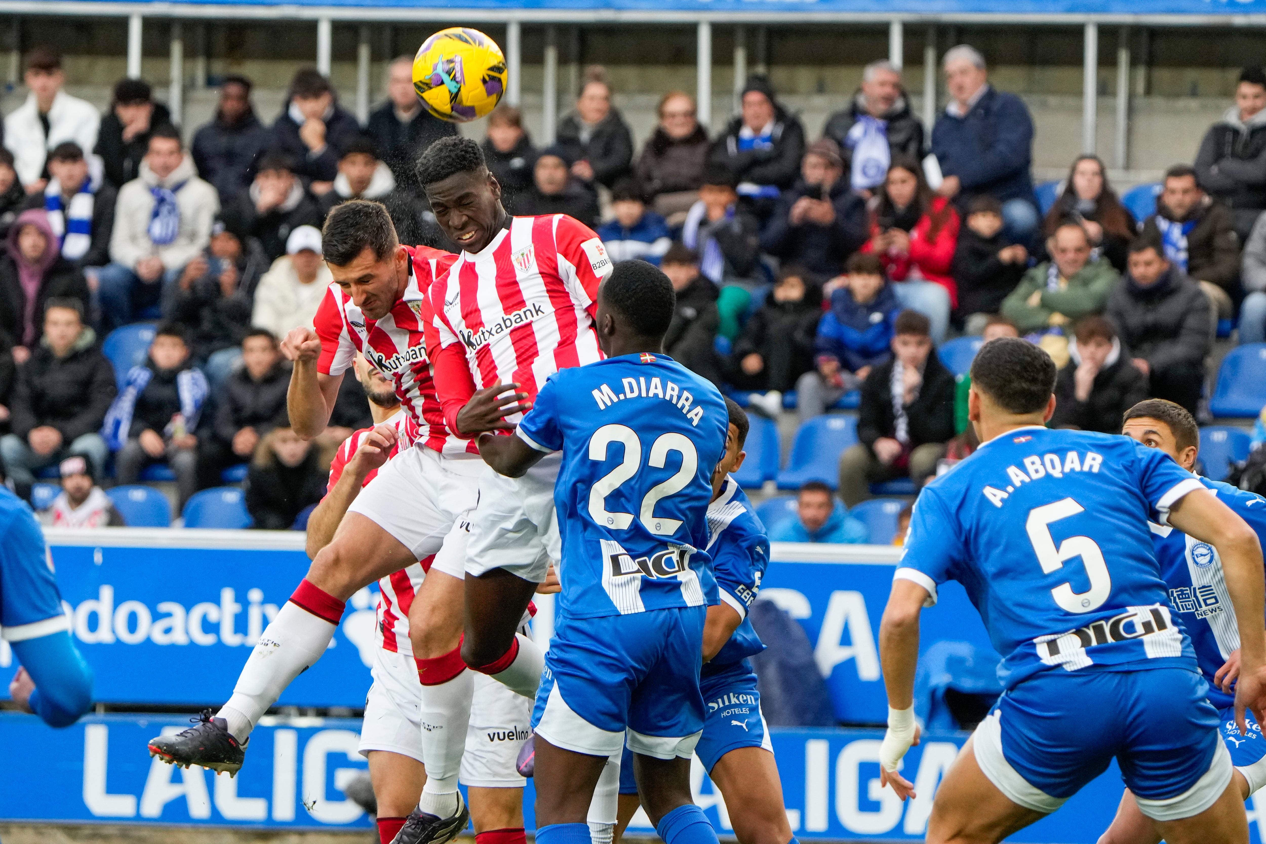 El defensa francés del Deportivo Alavés Moussa Diarra y el centrocampista del Athletic Club Mikel Jauregizar, durante el partido de la jornada 17 de LaLiga entre el Deportivo Alavés y el Athletic Club disputado en el estadio de Mendizorrotza este domingo