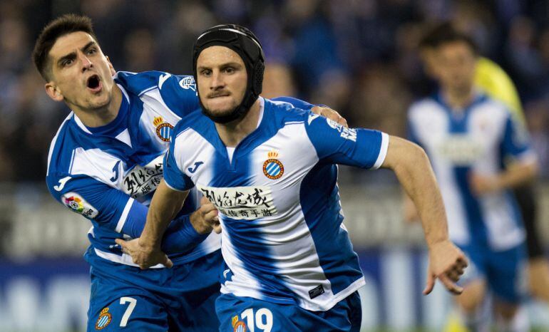El centrocampista argentino del Espanyol, Pablo Piatti, celebra con su compañero, Gerard su tanto ante la UD Las Palmas.