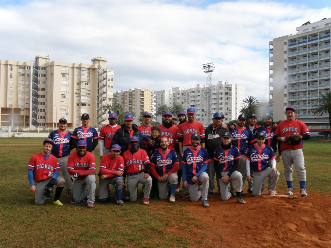 Jugadores de ambos conjuntos demostrando la hermandad del béisbol en Gandia