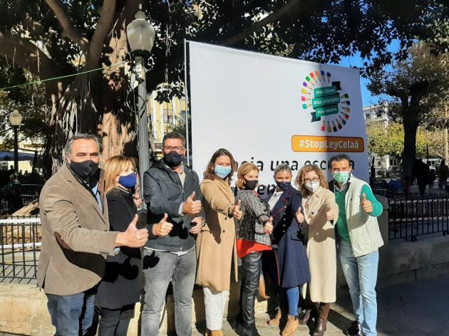 Miembros de Ciudadanos Alicante en la manifestación contra la Ley Celaá