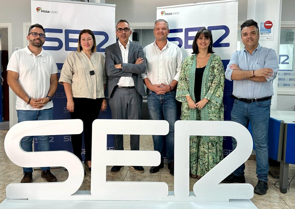 De izquierda a derecha: Echedey Eugenio (CC), Astrid Pérez (PP), Faelo Morales (director de PrisaRadio en Lanzarote), Alfredo Mendoza (PSOE), Leticia Padilla (LEP) y Armando Santana (NC-BC).