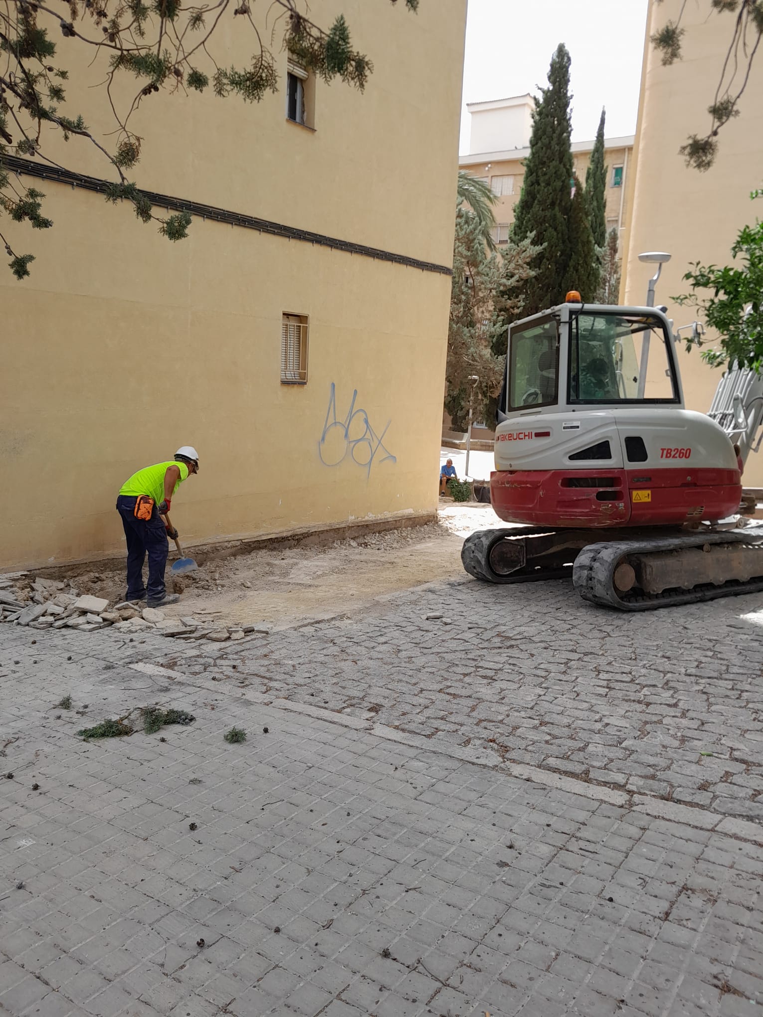 Un obrero trabaja en la Plaza Virgen de Linarejos del Polígono del Valle, en Jaén capital