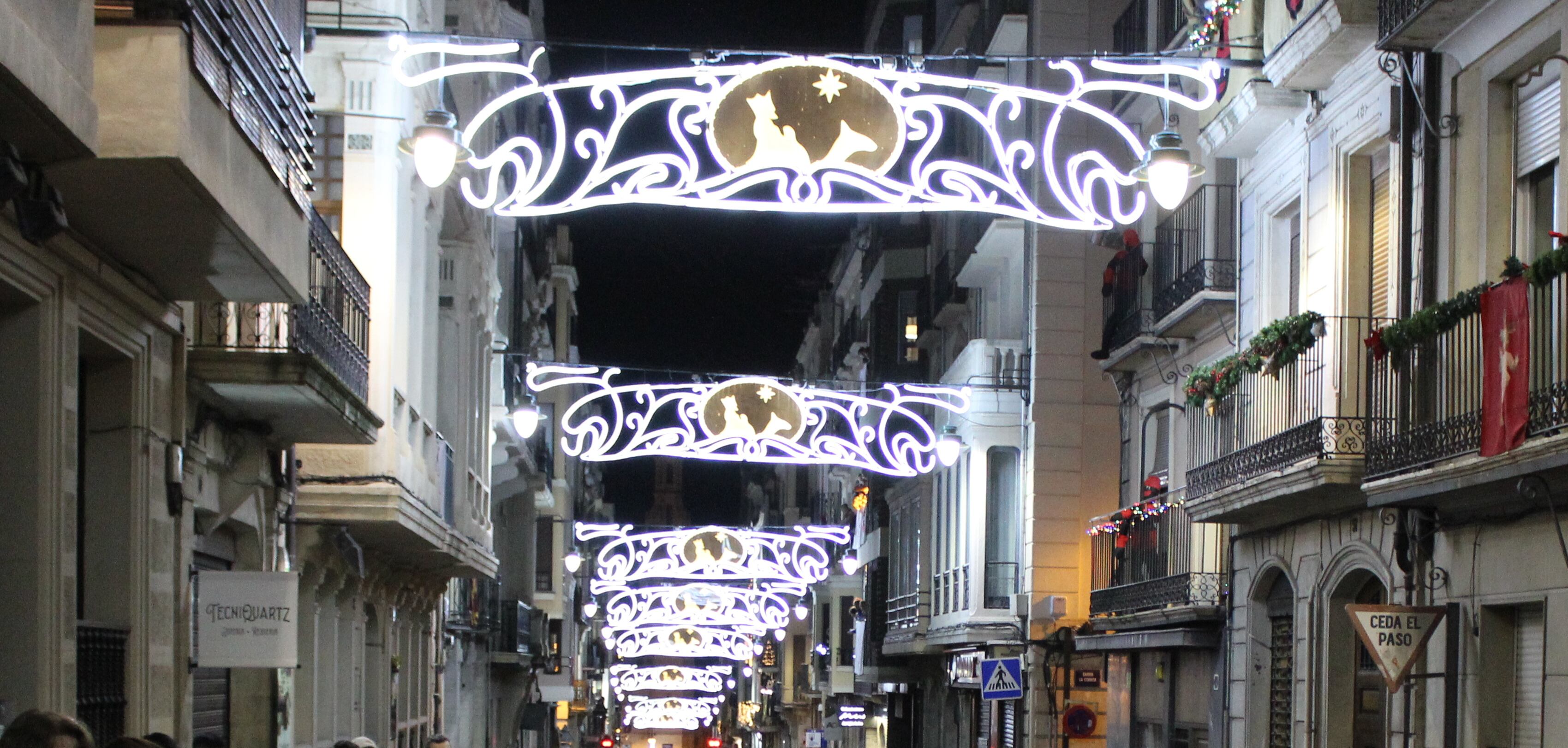 El Ayuntamiento de Alcoy incorpora por primera vez el montaje de las luces de Navidad en el contrato de instalación y mantenimiento del alumbrado público.