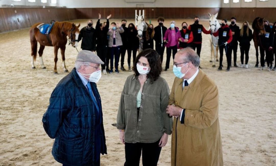 La presidenta madrileña, Isabel Díaz Ayuso, acompañada por los históricos dirigentes del PSOE, Nicolás Redondo y Joaquín Leguina.