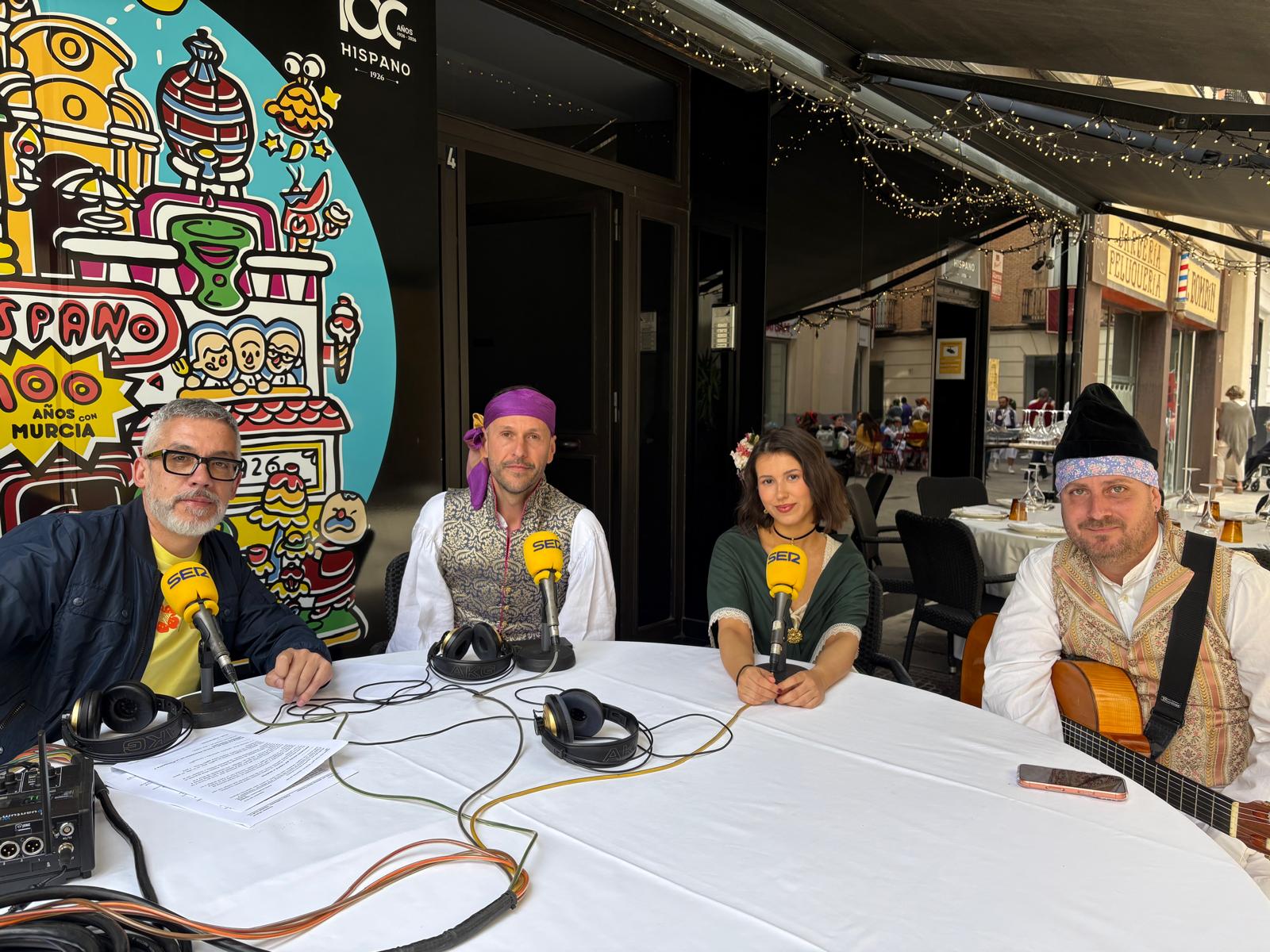 Hoy por Hoy Murcia, emitido desde la terraza del restaurante Hispano con motivo del Bando de la Huerta. De izquierda a derecha: Paco Sánchez, José Miguel López Castillo, Mónica Ferdelli y Antonio Micol.