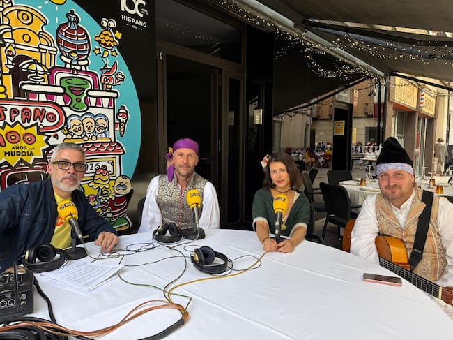 Hoy por Hoy Murcia, emitido desde la terraza del restaurante Hispano con motivo del Bando de la Huerta. De izquierda a derecha: Paco Sánchez, José Miguel López Castillo, Mónica Ferdelli y Antonio Micol.
